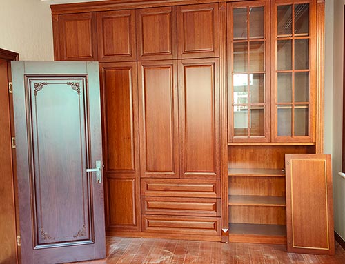 顺德中式家庭装修里定制的实木衣柜效果图